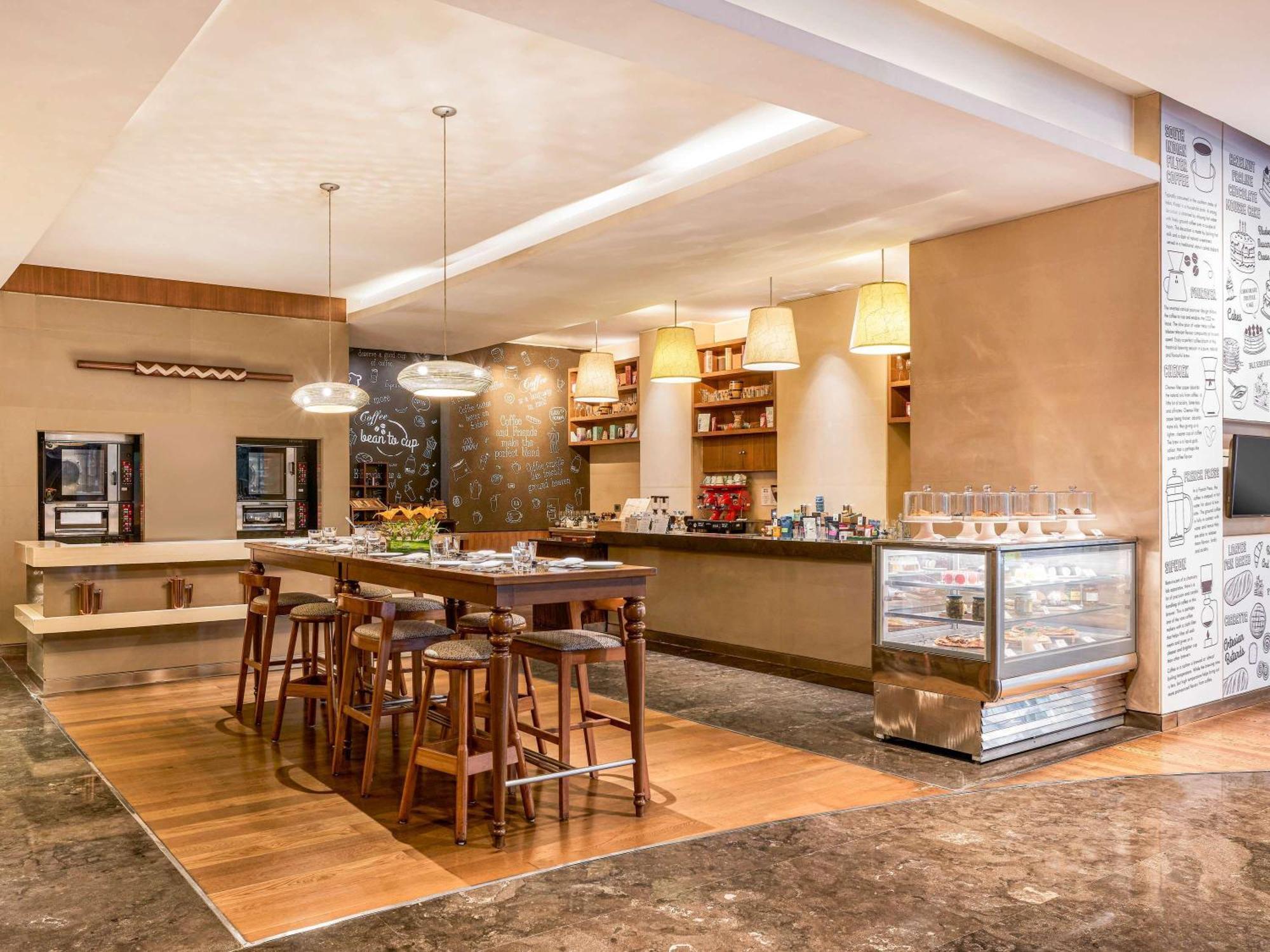 Pullman New Delhi Aerocity Buitenkant foto The Lounge at the airport