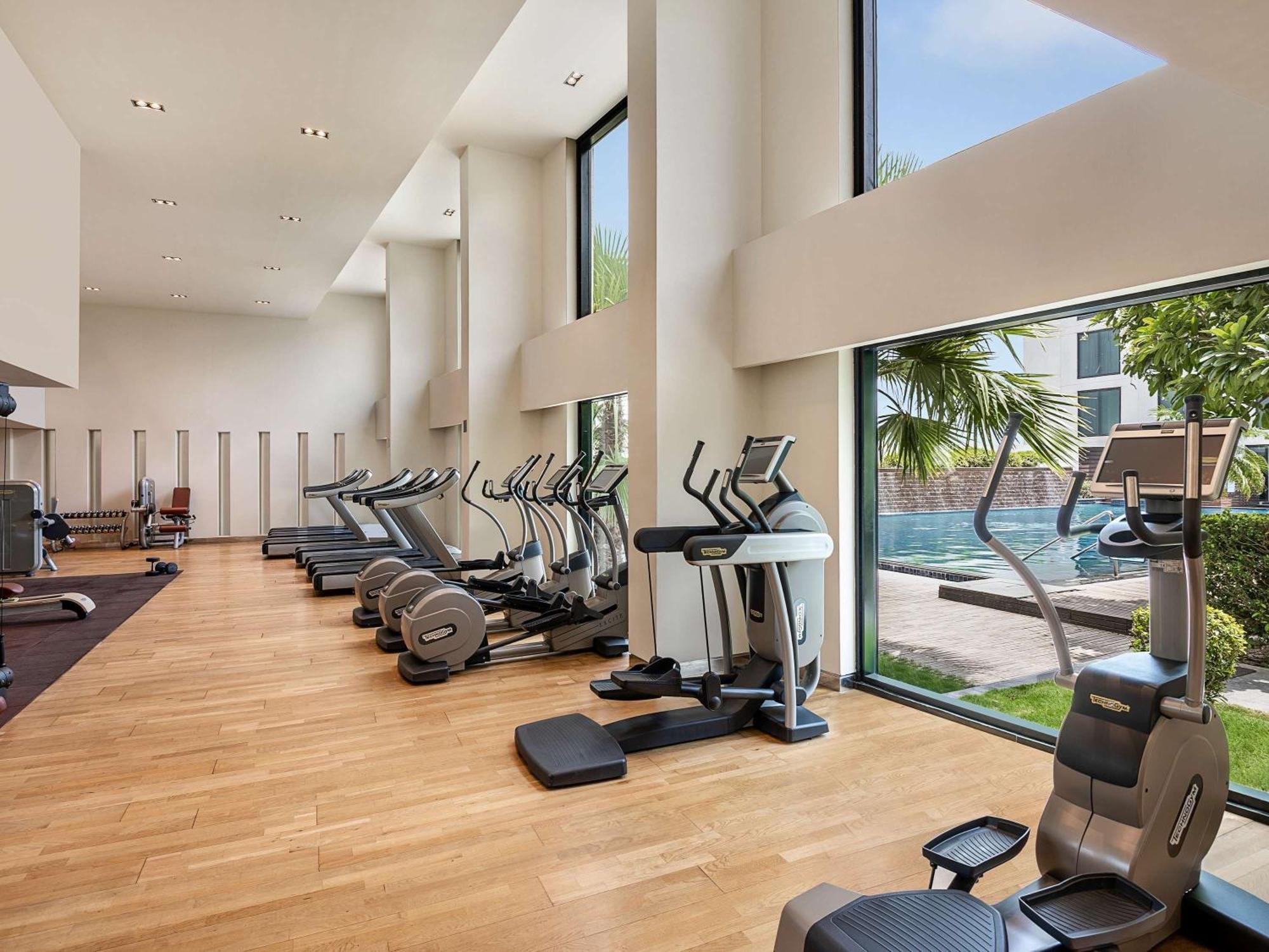 Pullman New Delhi Aerocity Buitenkant foto The gym at the hotel