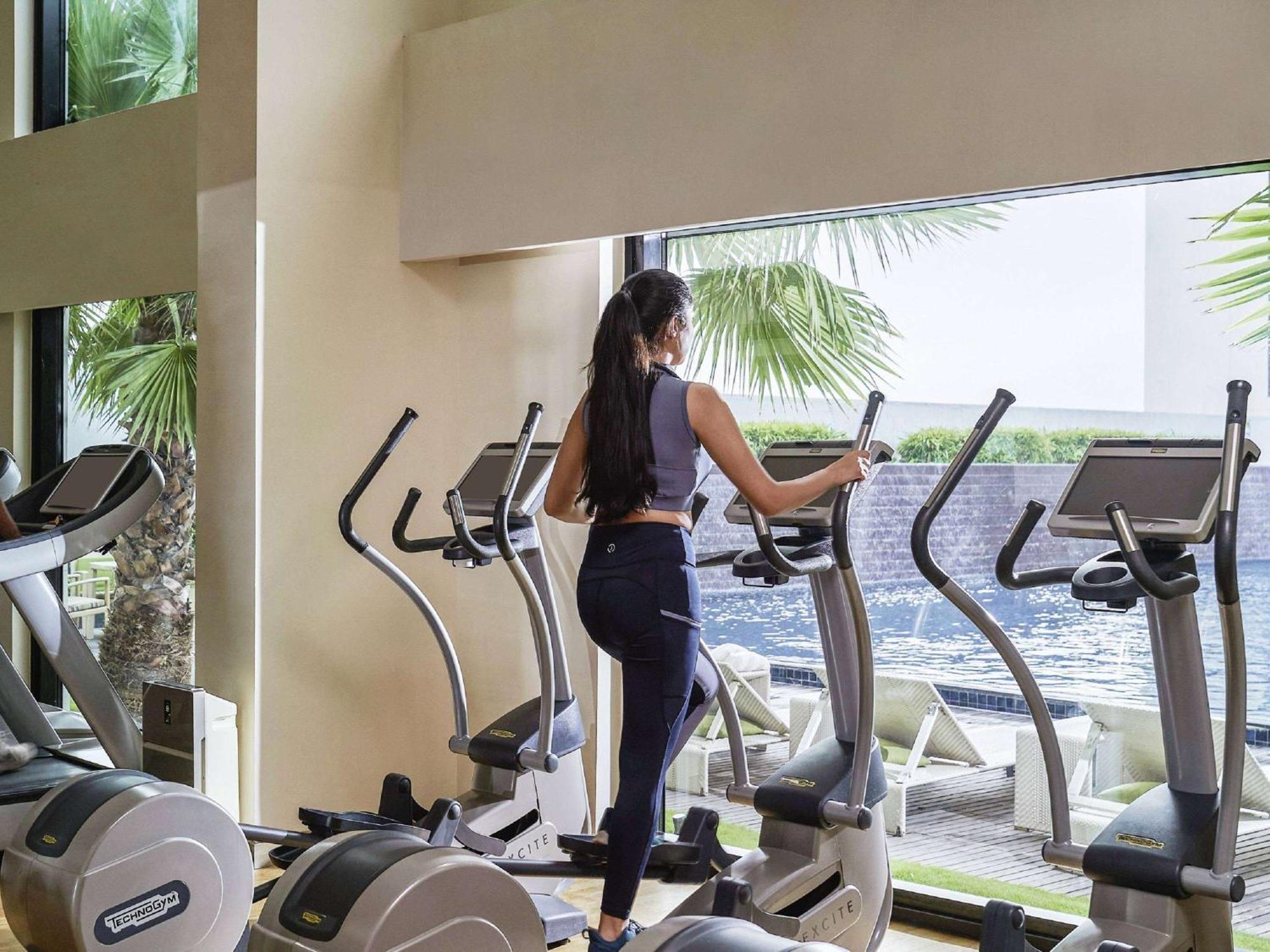 Pullman New Delhi Aerocity Buitenkant foto A woman on an elliptical trainer